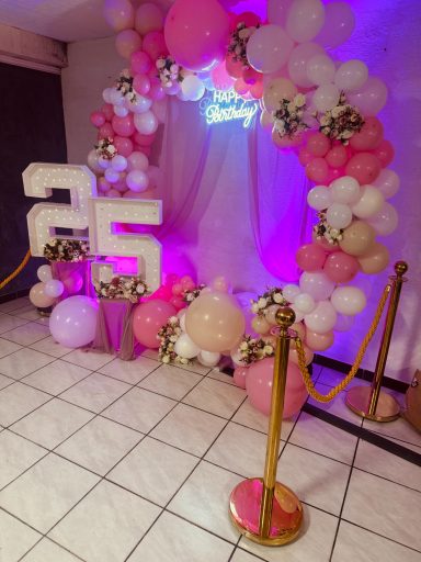 Cercle à ballons anniversaire  rose blanc et nude 